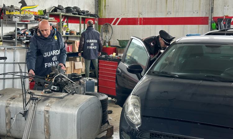 Porto Recanati, confezioni di medicinali e dipendente 'in nero' nell'officina abusiva: denuncia e multe Porto Recanati, confezioni di medicinali e dipendente 'in nero' nell'officina abusiva: denuncia e multe