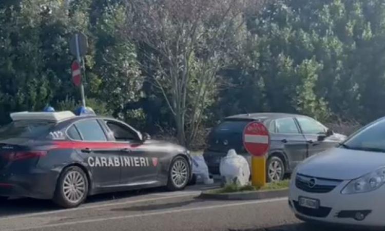 Tentano di eludere controllo, ne scaturisce un inseguimento: carabiniere spara a fuggiasco