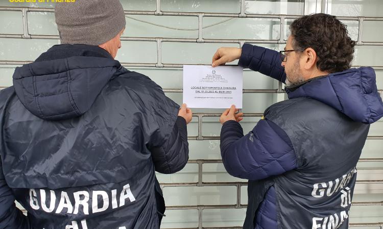 Macerata, 12mila articoli e per la casa e prodotti per fumatori non sicuri: chiuso un negozio