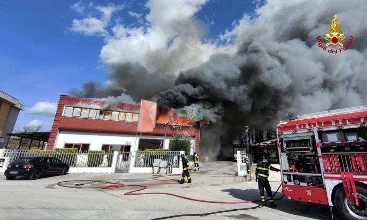 Scoppia incendio alla Forklift Service: stabile compromesso, in corso la bonifica (FOTO e VIDEO)