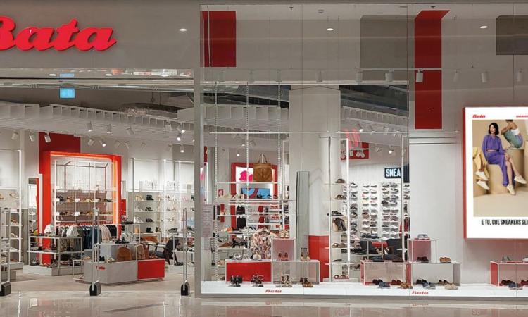 Macerata, al centro commerciale Val Di Chienti riapre Bata: taglio del nastro per il nuovo negozio