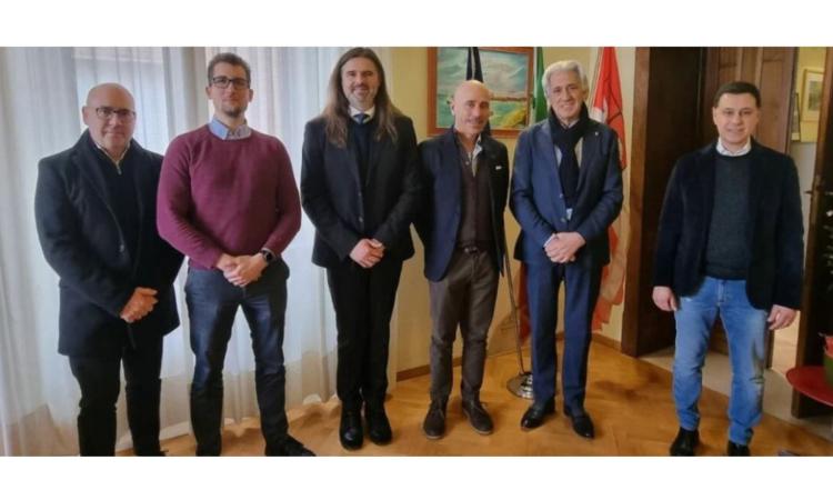 Macerata, fibra ottica anche in campagna e in periferia: incontro tra Comune e rappresentanti Tim Macerata, fibra ottica anche in campagna e in periferia: incontro tra Comune e rappresentanti Tim
