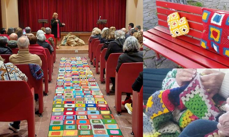 Un grande tappeto realizzato all'uncinetto: il dono delle donne di Urbisaglia per il teatro comunale