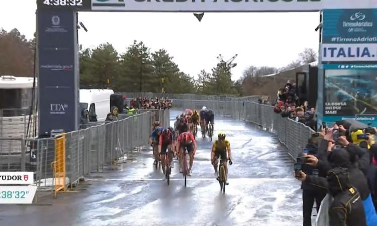Tirreno Adriatico 2023, Primoz Roglic si impone a Sassotetto: bis e maglia azzurra Tirreno Adriatico 2023, Primoz Roglic si impone a Sassotetto: bis e maglia azzurra