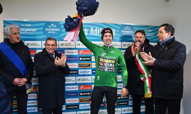 Sarnano per un giorno capitale mondiale del ciclismo: il vento non ferma la tappa della Tirreno