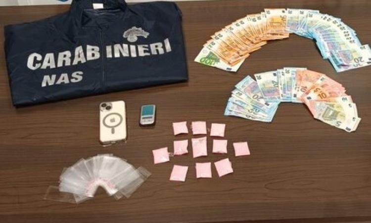 I Nas trovano cocaina "rosa" nella barbieria: è il primo sequestro nelle Marche