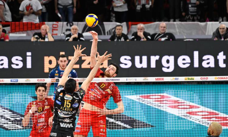 La Lube chiude la Regular Season al quarto posto: al PalaBarton la Sir vince in tre set La Lube chiude la Regular Season al quarto posto: al PalaBarton la Sir vince in tre set