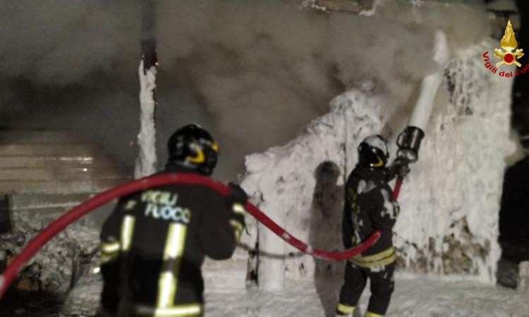 Treia, a fuoco una legnaia: in fiamme 200 quintali di legna