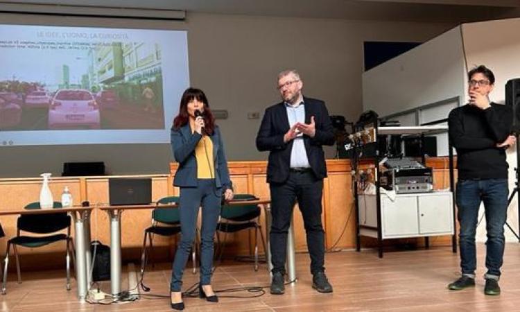Macerata, l'intelligenza artificiale arriva in classe: il professor Frontoni al "Matteo Ricci"