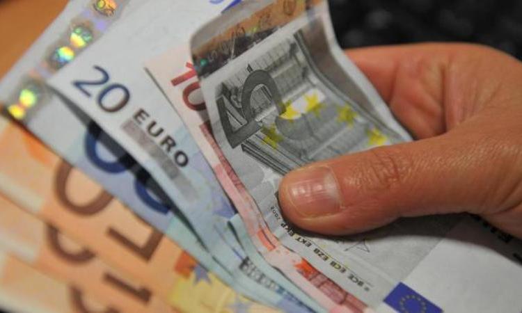 "Si fa consegnare 25mila euro facendo credere di avere interesse affettivo": 51enne a processo
