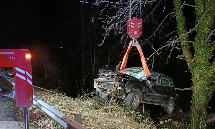 Grave incidente, auto con due giovani esce di strada e precipita in una scarpata: 30enne a Torrette