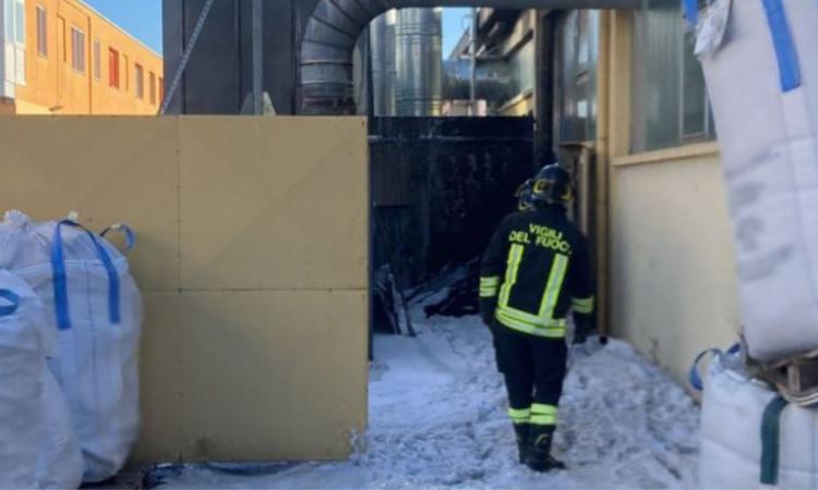 Paura in un'azienda di verniciatura, fiamme in un silo: intervengono i vigili del fuoco