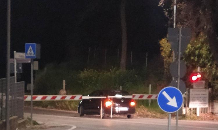 Veicolo incastrato tra le sbarre del passaggio a livello, traffico in tilt