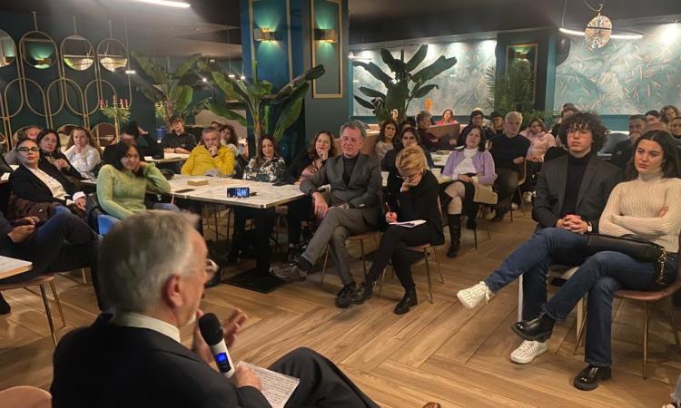Civitanova, caffè filosofico alla Romana: il professor Giacchetta riflette su Hegel