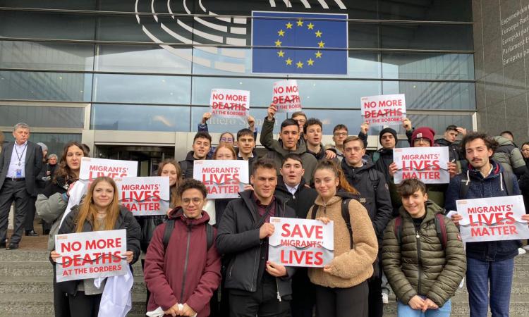 Macerata, l'Istituto Agrario a Bruxelles: gli studenti partecipano a flashmob per i diritti dell’uomo Macerata, l'Istituto Agrario a Bruxelles: gli studenti partecipano a flashmob per i diritti dell’uomo