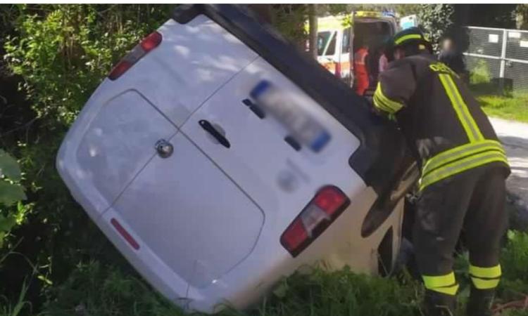 Furgone finisce fuori strada e si ribalta: conducente estratto dalle lamiere dell'abitacolo