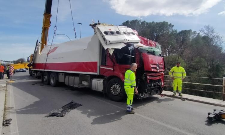 San Severino, incidente sul ponte dell'Intagliata: recuperato il camion precipitato San Severino, incidente sul ponte dell'Intagliata: recuperato il camion precipitato