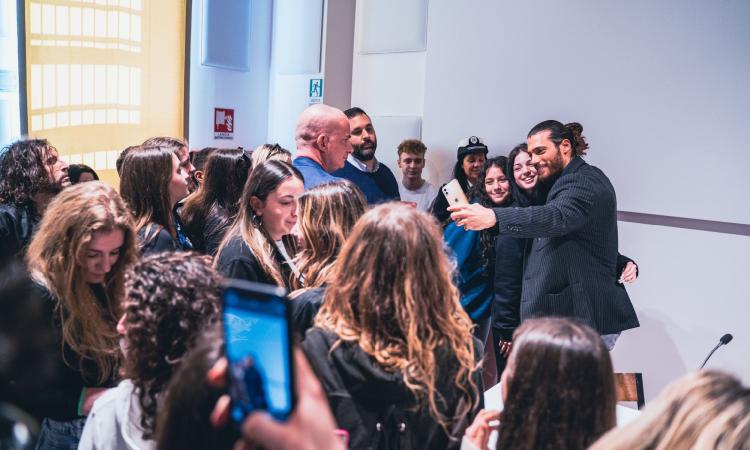 Macerata, Can Yaman incontra gli studenti nel segno della solidarietà: pioggia di selfie e sala gremita Macerata, Can Yaman incontra gli studenti nel segno della solidarietà: pioggia di selfie e sala gremita