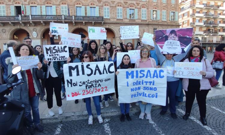 "I diritti non sono privilegi": flash mob degli assistenti per l'autonomia e la comunicazione a Civitanova