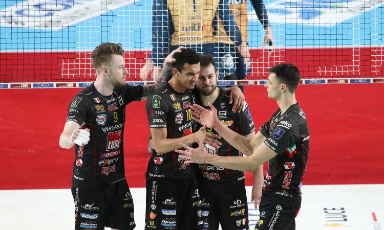 Lube, WithU Verona schiacciata in tre set a Civitanova: la corsa ai Play Off continua