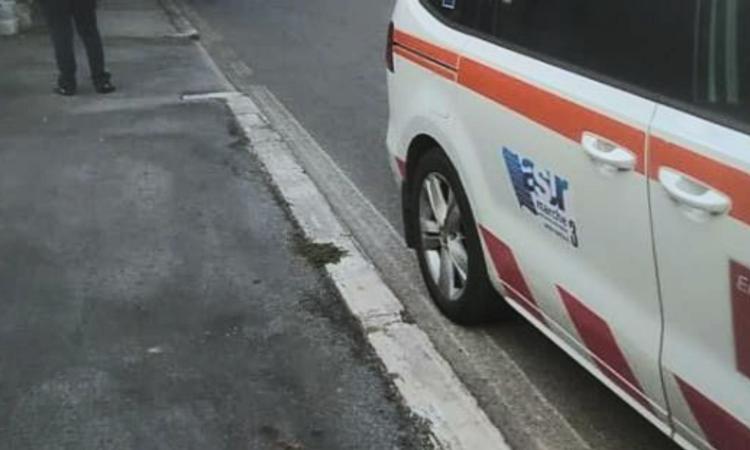 Travolta da un'auto mentre attraversa la strada con il cane: donna muore in ospedale