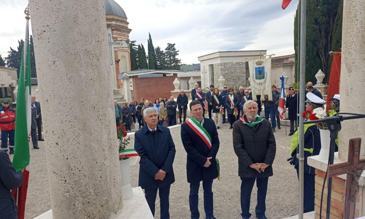 Tolentino ricorda i martiri di Montalto: deposta corona d'alloro sulla lapide Tolentino ricorda i martiri di Montalto: deposta corona d'alloro sulla lapide