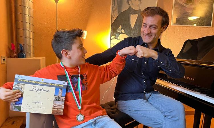 Macerata, prodigio del piano a 9 anni: Alessio Properzi premiato al Platina International Grand Prix Macerata, prodigio del piano a 9 anni: Alessio Properzi premiato al Platina International Grand Prix