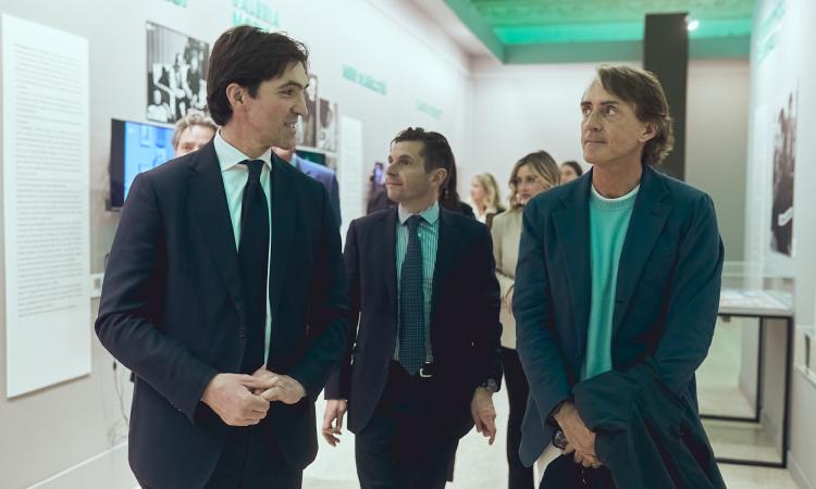 A Roma una mostra sull'unicità delle Marche: il ct Mancini al taglio del nastro A Roma una mostra sull'unicità delle Marche: il ct Mancini al taglio del nastro