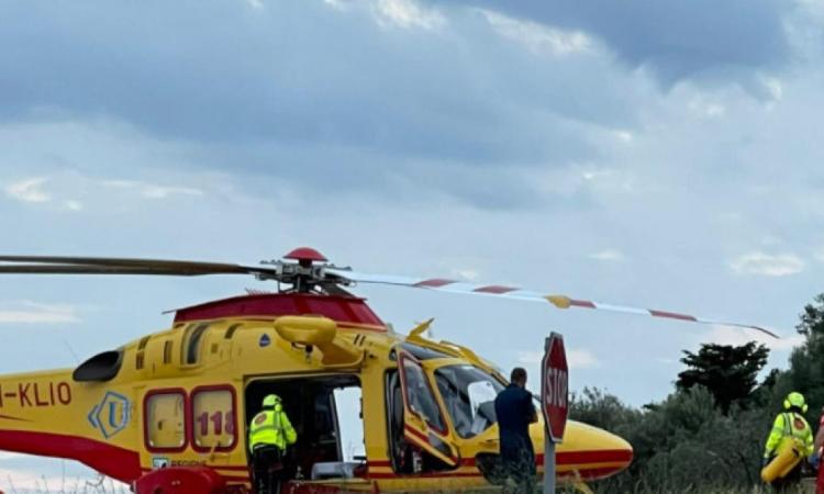 Castelraimondo, travolto da un'auto mentre va in bici: 64enne trasportato a Torrette in eliambulanza