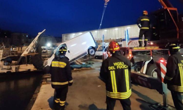 Furgone finisce in mare: ripescato dai sub dei vigili del fuoco
