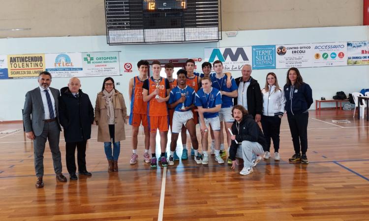 Tolentino, lo spettacolo del basket 3x3 al palasport: le scuole della provincia si sfidano a canestro Tolentino, lo spettacolo del basket 3x3 al palasport: le scuole della provincia si sfidano a canestro