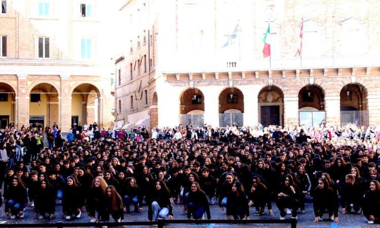 Macerata, oltre 900 studenti in piazza per festeggiare i 100 anni del Galilei: "Siate fiduciosi nel futuro" (FOTO E VIDEO)