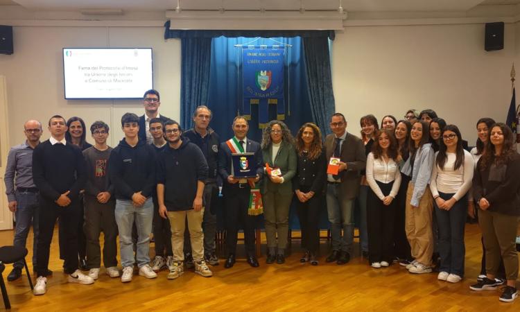 Strage delle foibe, firmato protocollo d'intesa tra comune di Macerata e Unione degli Istriani Strage delle foibe, firmato protocollo d'intesa tra comune di Macerata e Unione degli Istriani
