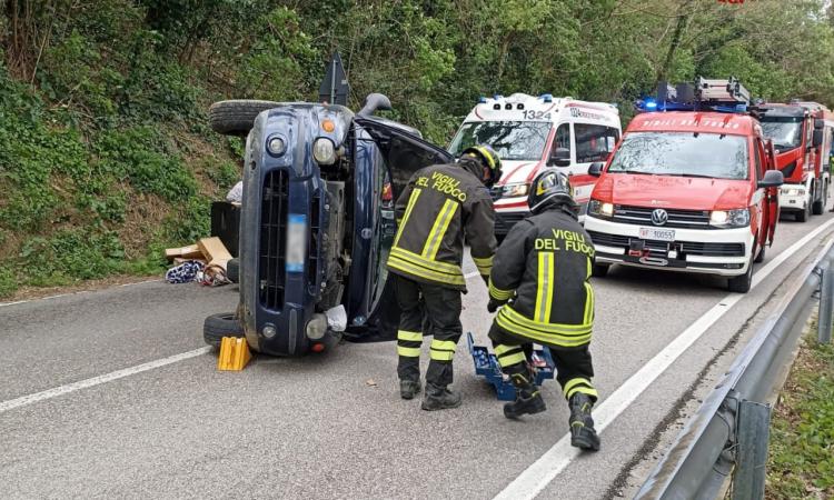Perde il controllo dell'auto e si ribalta: conducente estratto dalle lamiere dai vigili del fuoco