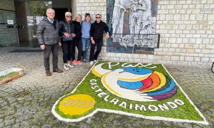 Castelraimondo, i fiori come messaggio di pace: torna l'iniziativa dei maestri infioratori