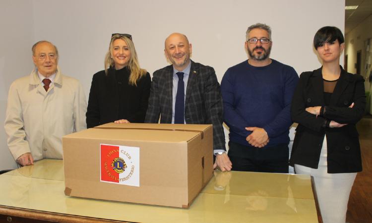 Macerata, 30 pacchi alimentari per le famiglie in difficoltà: la donazione del Lions Club Macerata, 30 pacchi alimentari per le famiglie in difficoltà: la donazione del Lions Club