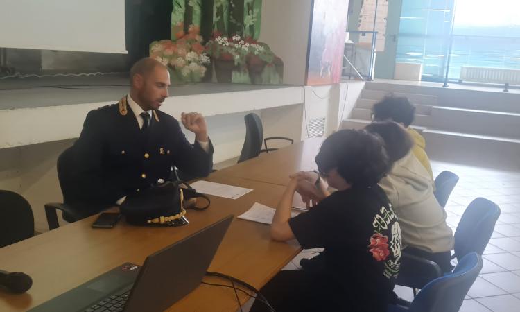 Civitanova, "PretenDiamo legalità": il commissario Mazza in cattedra al 'Tacito' Civitanova, "PretenDiamo legalità": il commissario Mazza in cattedra al 'Tacito'