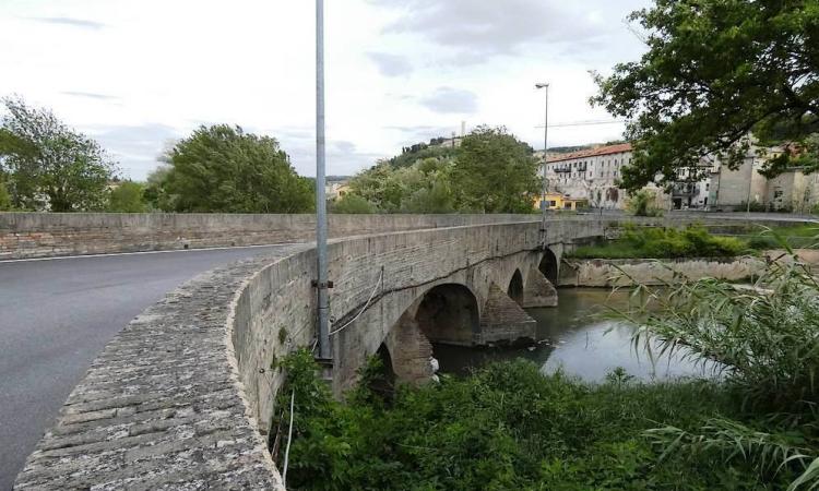 San Severino, rimozione di tronchi dal letto del fiume: chiude il ponte Sant'Antonio