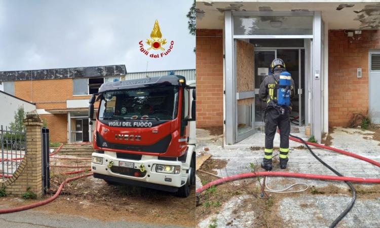 Macerata, incendio in una fabbrica dismessa: fiamme domate dai vigili del fuoco