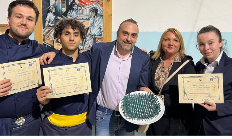 Il miglior brodetto? È quello degli studenti dell'Alberghiero di Cingoli: premio a Giulianova Il miglior brodetto? È quello degli studenti dell'Alberghiero di Cingoli: premio a Giulianova