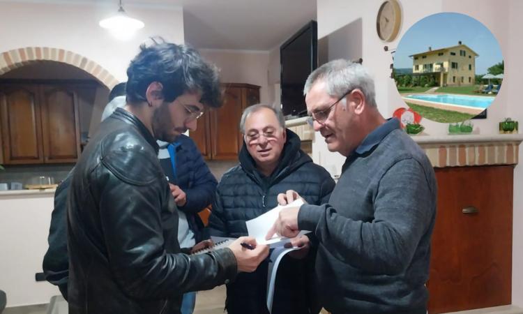 Dal Regno Unito a Cingoli per la pensione, la lotta degli Smith contro la discarica: "Ci trattano da stupidi" Dal Regno Unito a Cingoli per la pensione, la lotta degli Smith contro la discarica: "Ci trattano da stupidi"