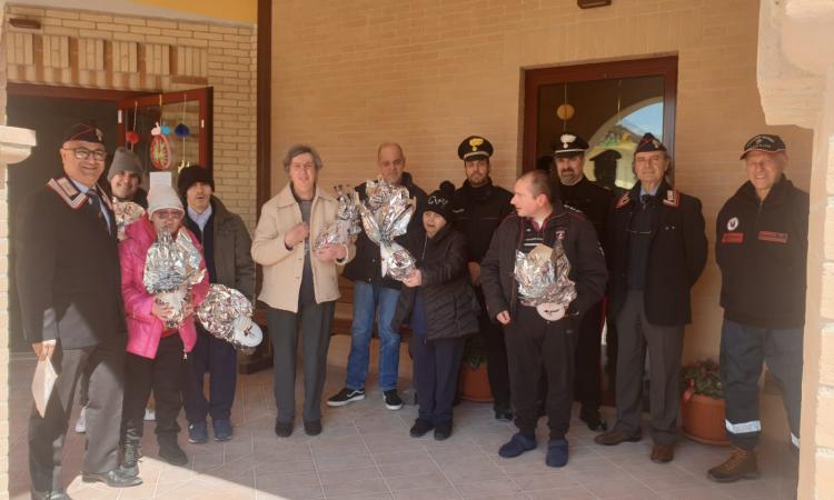 Loro Piceno, le uova pasquali dei carabinieri in dono agli ospiti del centro diurno Monti Azzurri