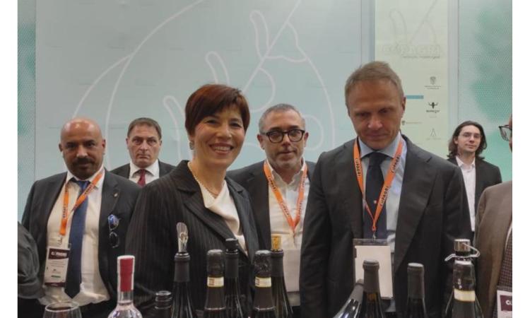 Vinitaly, allo stand Copagri il ministro Lollobrigida 'stregato' dalla Vernaccia