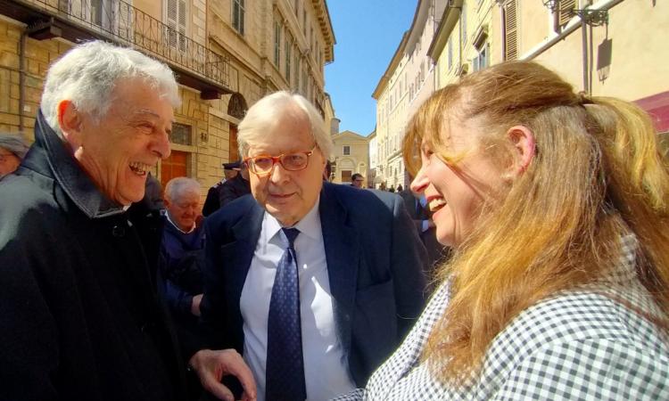 Svelata l'epigrafe dedicata al settempedano illustre Giorgio Zampa. Sgarbi: "Ora il premio Salimbeni"