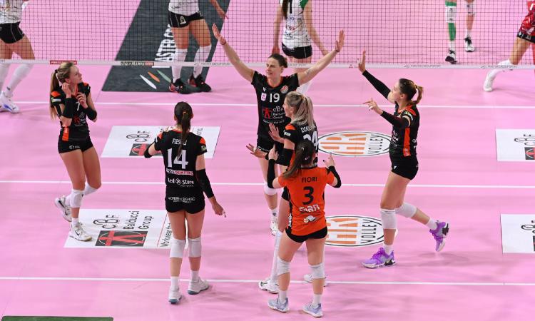 HR Macerata, l'avventura in Serie A1 si chiude con una sconfitta in tre set: ko nel derby con Vallefoglia