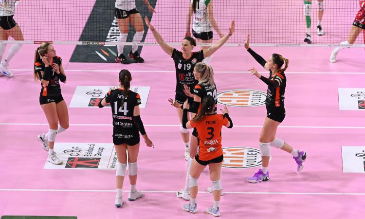 HR Macerata, l'avventura in Serie A1 si chiude con una sconfitta in tre set: ko nel derby con Vallefoglia HR Macerata, l'avventura in Serie A1 si chiude con una sconfitta in tre set: ko nel derby con Vallefoglia