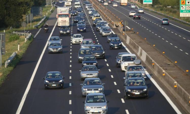 Incidente in A14, scontro tra due auto nella giornata da bollino rosso: code di 5 chilometri Incidente in A14, scontro tra due auto nella giornata da bollino rosso: code di 5 chilometri
