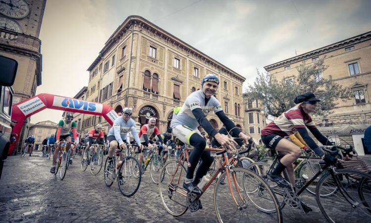 Tolentino, pedalata con bici storiche nel cuore dell'alto maceratese: riparte la Ciclocolli