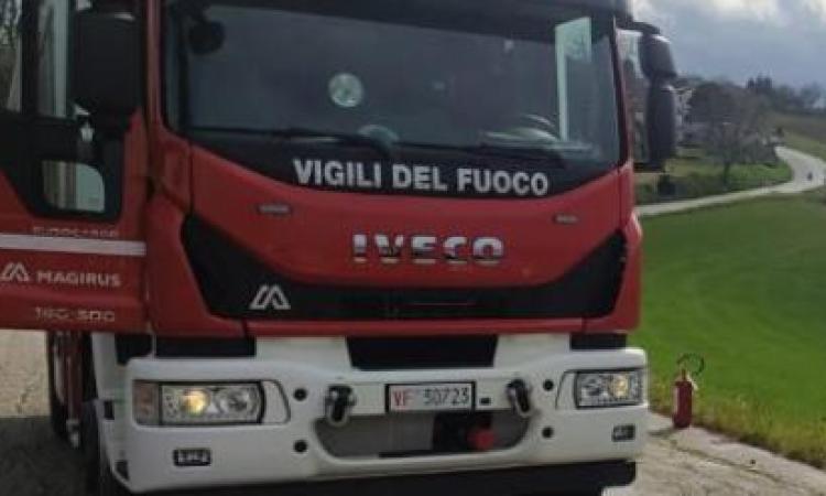 Tolentino, auto esce di strada lungo la provinciale 127: recuperata dai vigili del fuoco
