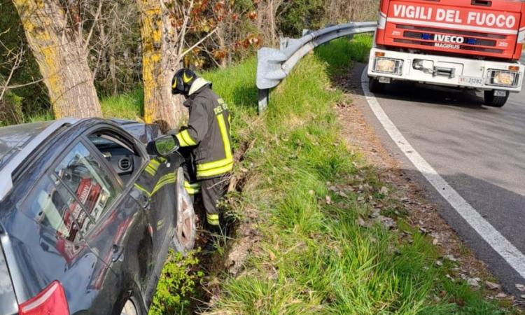 Perde il controllo dell'auto e finisce nel fosso: conducente trasportato all'ospedale